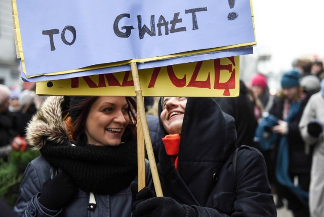 Polskie kobiety są gwałcone nie przez uchodźców, tylko przez samych Polaków - krzyczeli uczestnicy Manify.