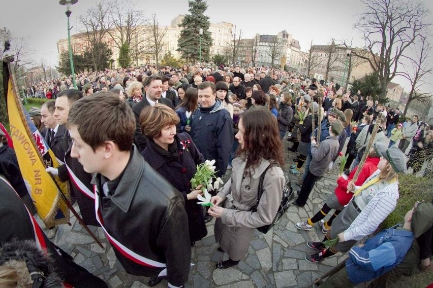 Świdnica: Marsz ku czci poległych pod Smoleńskiem (ZDJĘCIA)