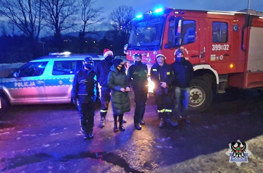 Policjanci i strażacy z Głuszycy Górnej zrobili świąteczną...