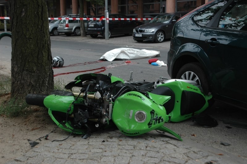 Na ulicy Wojskowej w Poznaniu. Motocyklista zderzył się z...