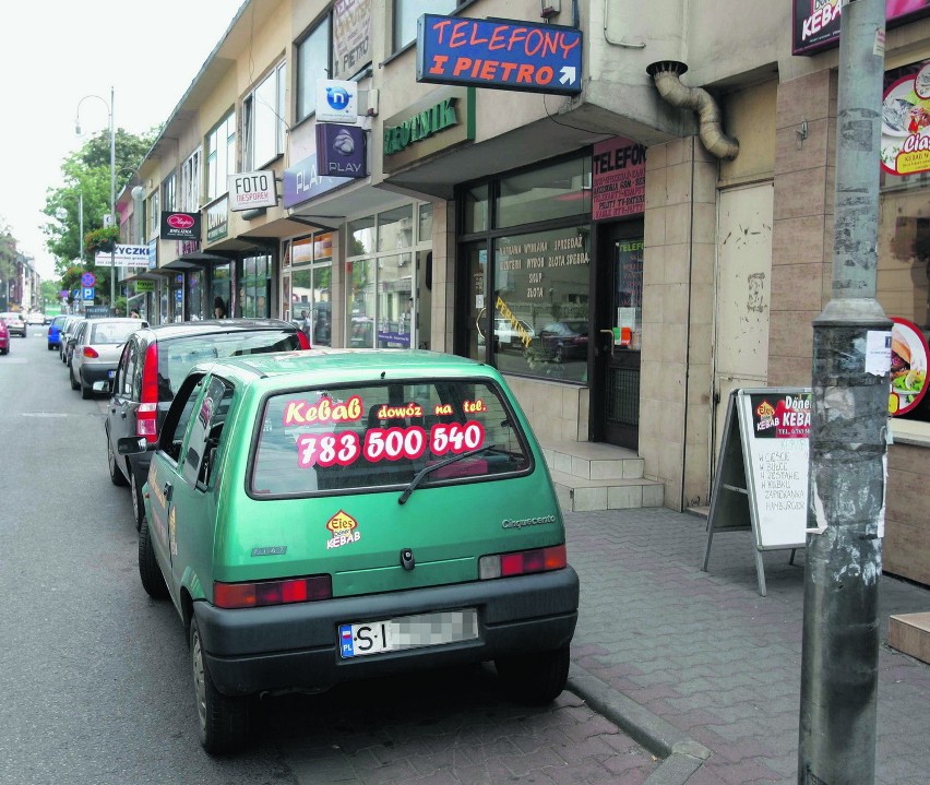 Te trzy pojazdy były całodzienną ofertą handlową na...