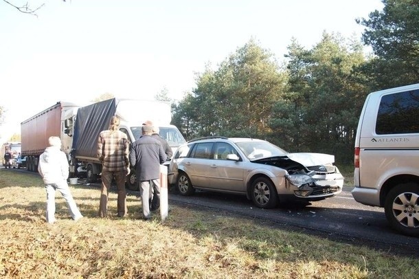 Siedem samochodów, w tym dwie ciężarówki zderzyło się pod Gnieznem.