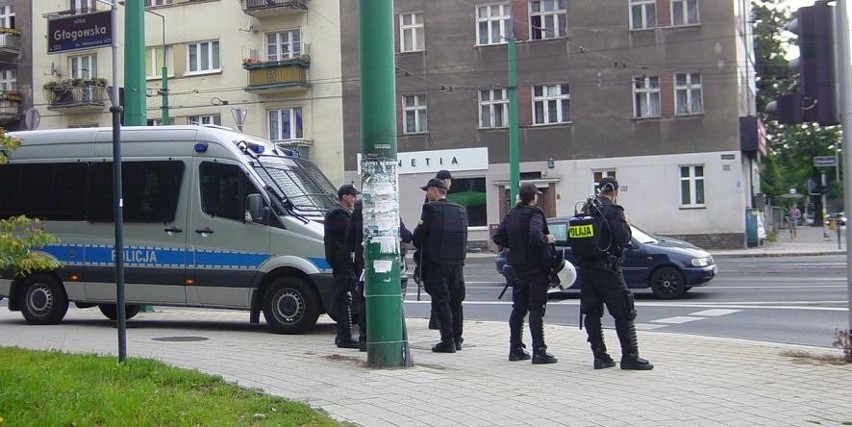 Po meczu Lecha z Górnikiem kibice wracają pod eskortą policji [ZDJĘCIA INTERNAUTY]