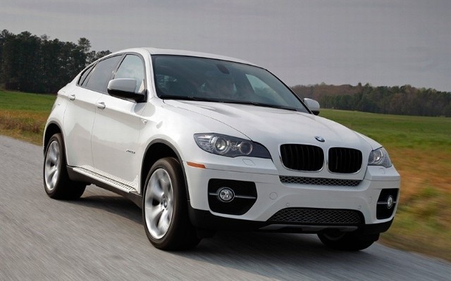 BMW X-6 - taki samochód zniknął ze strzeżonego parkingu koło poznańskiego lotniska Ławica.