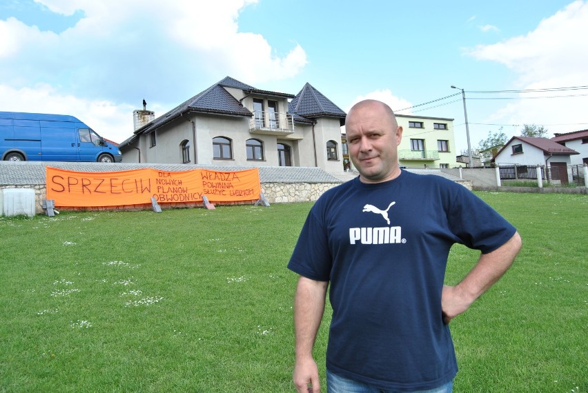 Andrzej Pawela postawił przed swym domem transparent. Żąda...