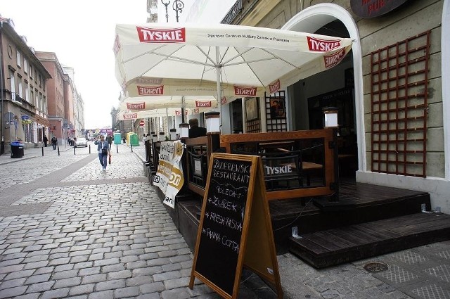 Ogrodzone arkady i ogródek przy ul. Paderewskiego.