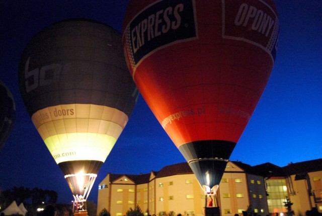Nocny pokaz balonów w Lesznie.