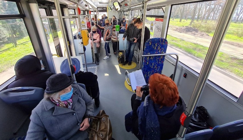 Odjazdowa akcja czytelnicza w Stargardzie! MDK i MPK porwały pasażerów miejskich autobusów linii nr 5 na Literacki Trip 2021
