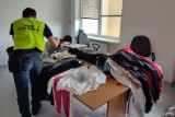 Sprzedawali podróbki odzieży na targu w Piotrkowie. Funkcjonariusze znaleźli ponad 400 sztuk