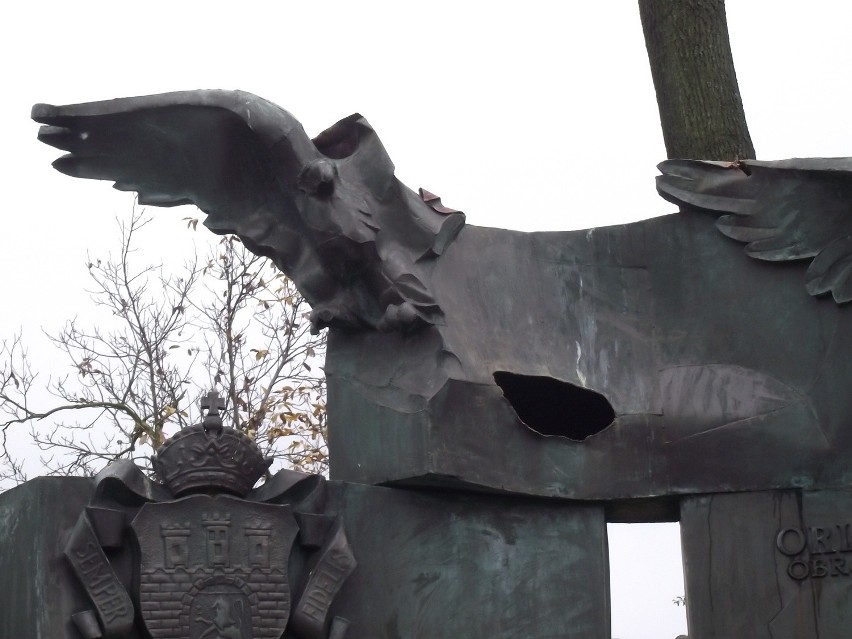 Wrocław: Wandale wyrwali orła z pomnika Orląt Lwowskich (ZOBACZ ZDJĘCIA)