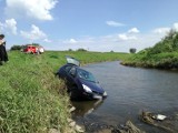 Wypadek na wędkowaniu w Turzu. Auto zjechało do rzeki [ZDJĘCIA]