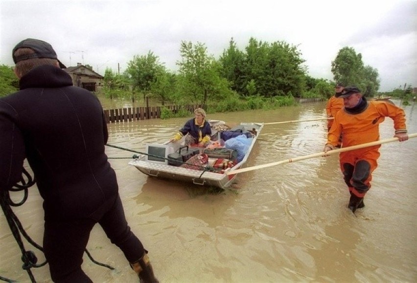 Powódź w Gdańsku 9 lipca 2001 roku. Akcja ratunkowa,...