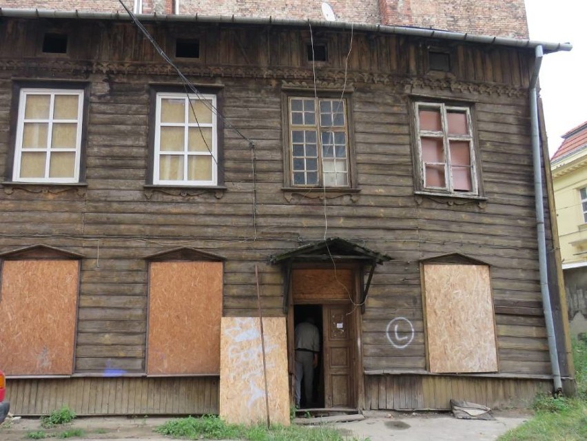 Rozpoczął się remont 130-letniego DREWNIAKA.  To jedyny taki budynek w Warszawie