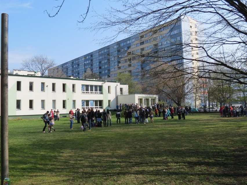 Wrocław: Ewakuacja szkoły. Uczniowie w szpitalu (ZDJĘCIA)