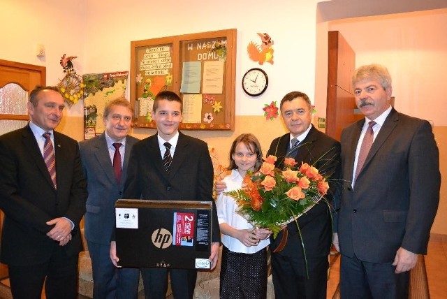 Od lewej: wicestarosta Robert Pantera, dyrektor JWR Krzysztof Piotrowski, Damian Kapka i koleżanka z placówki, ambasador Zenon Kosiniak-Kamysz i starosta Tadeusz Kwiatkowski