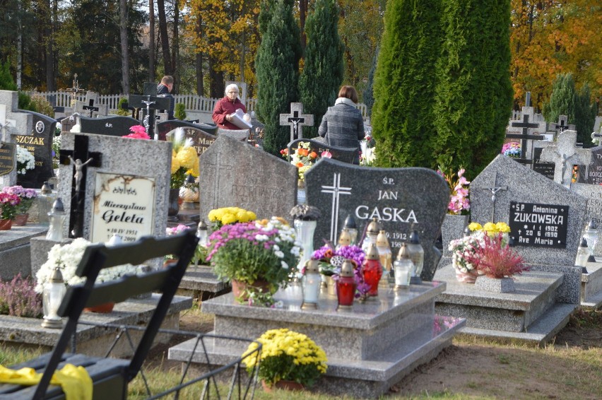 Biały Bór. Dzień Wszystkich Świętych na wyjątkowym cmentarzu. Jest też kwesta na rzecz hospicjum (FOTO)