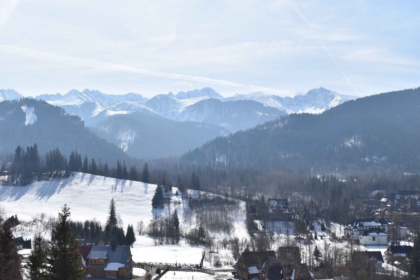 Zakopane. Mamy piękną wiosenną pogodę tej zimy. Zaśnieżone Tatry widać jak na dłoni 