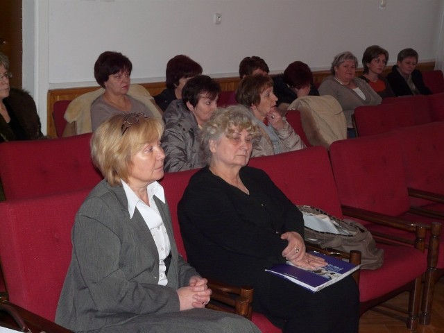 Jadwiga Kamińska-Nowak (z lewej), szefowa SP ZOZ w Przedborzu. Za nią pracownicy ZPO