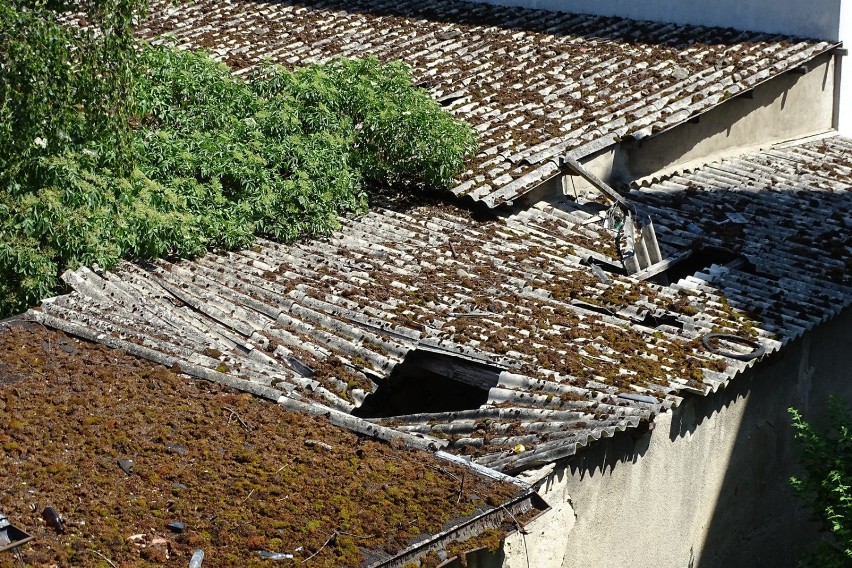 Azbestowe dachy pod oknami bloków