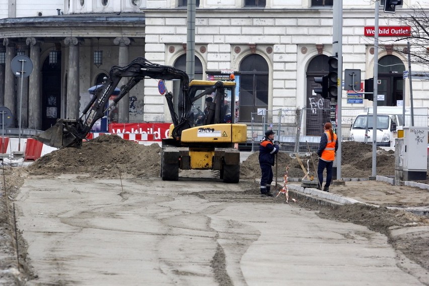 Wrocław: Remont pl. Orląt Lwowskich nareszcie przyspieszył (ZDJĘCIA)