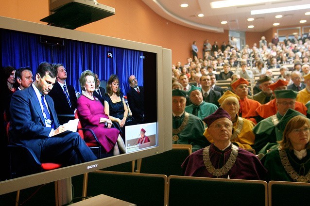 W Łodzi Thatcher pojawiła się dzięki łączom. Na ekranie obok...