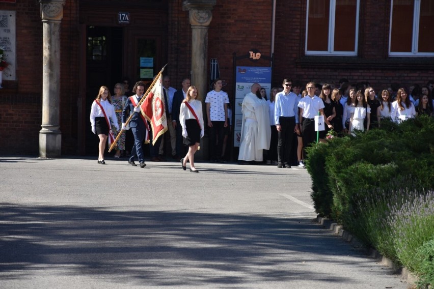 Wągrowiec. Uczniowie I LO w Wągrowcu uroczyście zakończyli rok szkolny i rozpoczęli wakacje 