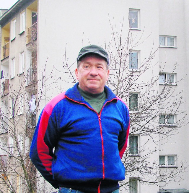 Stanisław Radwan na tle istniejących bloków przy ul. Karmelickiej. Nowe będą podobne