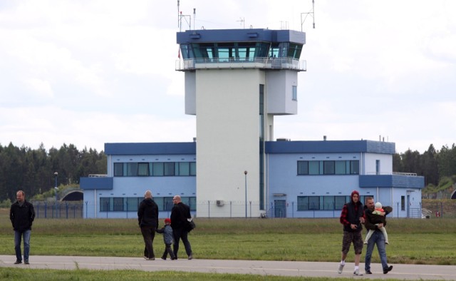 Terminal GA już w kwietniu czekał na wdrażanie odpowiednich systemów oraz wyposażenie w urządzenia niezbędne do jego funkcjonowania. Obiekt jest na wykończeniu - tyle tylko że między dolnośląską firmą, która za niego odpowiadała, a przedstawicielami spółki Port Lotniczy Gdynia-Kosakowo wywiązał się poważny konflikt. 29 maja prace stanęły.
-&nbsp;Władze spółki podjęły decyzję o odstąpieniu od umowy z wykonawcą budowy terminalu General Aviation, firmą Sport Halls. Stało się tak z uwagi na niemożliwość zakończenia przez wykonawcę prowadzonej inwestycji w ustalonym terminie i brak możliwości porozumienia się stron w zakresie realizacji przedmiotu umowy - informuje Piotr Szpajer, kierownik ds. marketingu spółki Port Lotniczy Gdynia-Kosakowo. 

Czytaj także: Port Lotniczy Gdynia-Kosakowo w 2013 roku przyjmie pierwsze samoloty cywilne? 