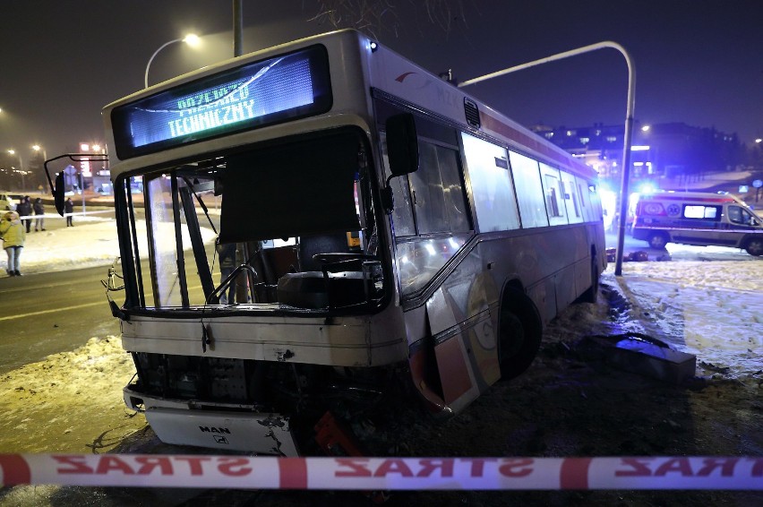 Zderzenie autobusu MZK z osobówkami w Piotrkowie, siedem...