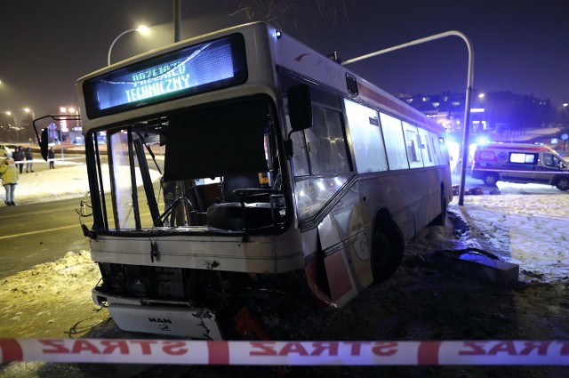 Zderzenie autobusu MZK z osobówkami w Piotrkowie, siedem osób w szpitalu