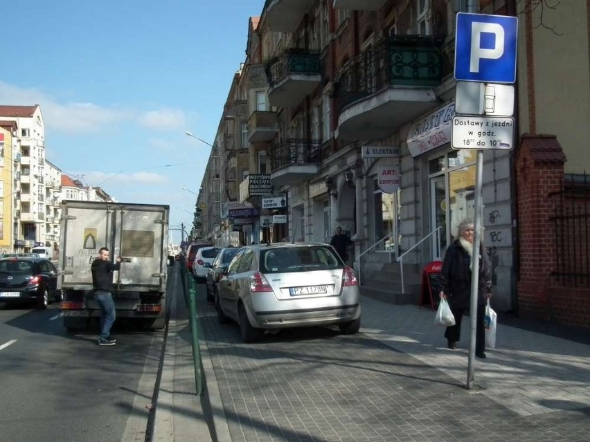 Poznań: Piesi muszą schodzić autom z drogi na Głogowskiej [ZDJĘCIA]