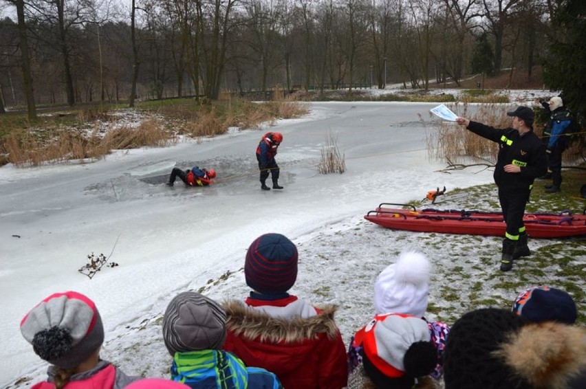 Strażacy uczą dzieci jak zachować się na lodzie