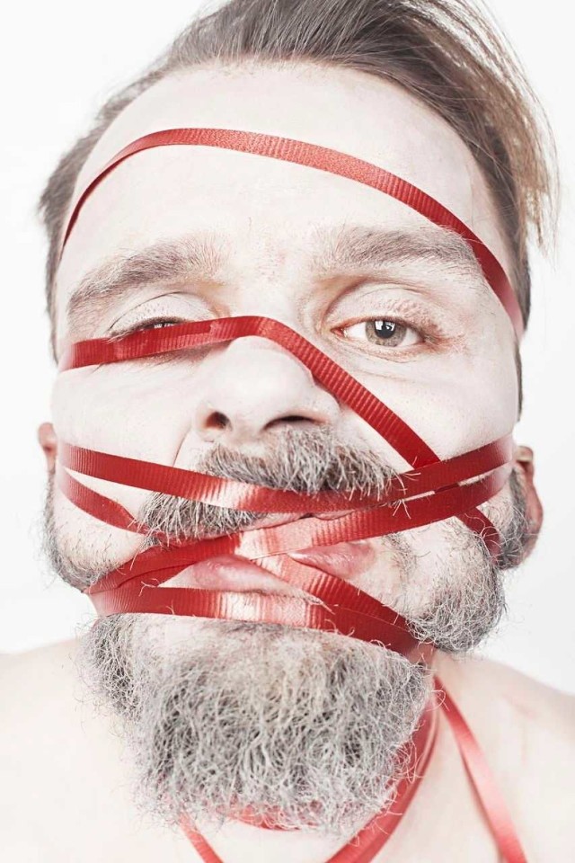 Na zdjęciu Paweł Palcat, który reżyseruje "Czystkę" i gra w spektaklu rolę Hande Kader, tureckiej aktywistki LGBT, zamordowanej w 2016 roku