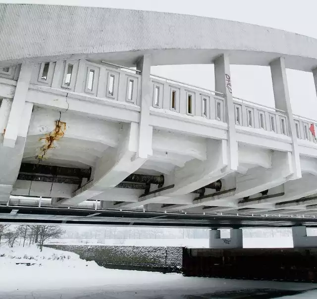 Pod starym mostem Warszawskim Wschodnim pojawiła się rdza. Poza tym pękła balustrada