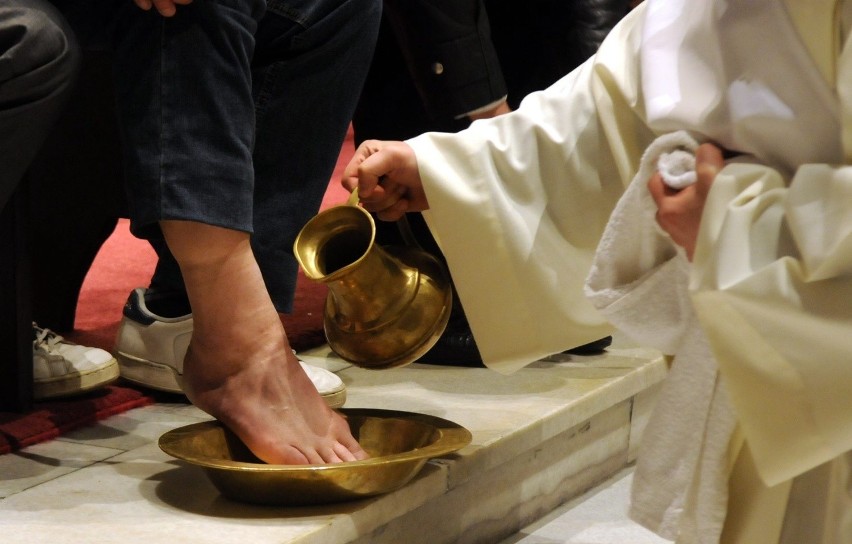 Obrzęd obmycia nóg w kościele pw. Michała Archanioła w...