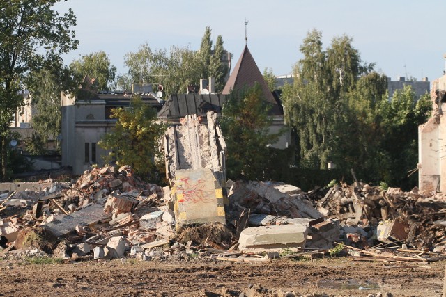 Zajezdnię przy Dąbrowskiego zburzono w piątek po południu. W poniedziałek właściciel obiektu napisał list do mediów.