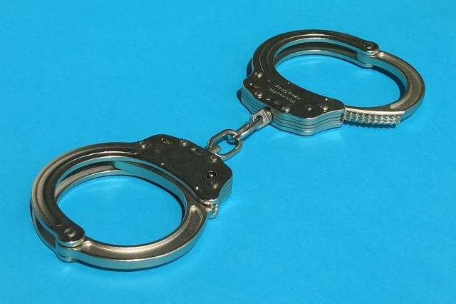 Źródło: http://commons.wikimedia.org/wiki/File:Handcuffs01_2008-07-27.jpg