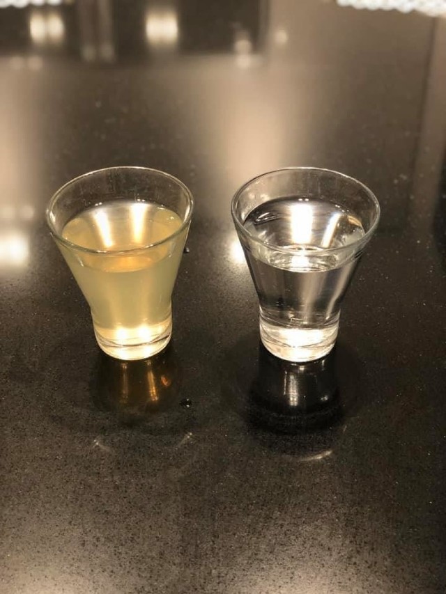 Po prawej: woda z kranu w Kargowej. Po lewej woda mineralna z butelki