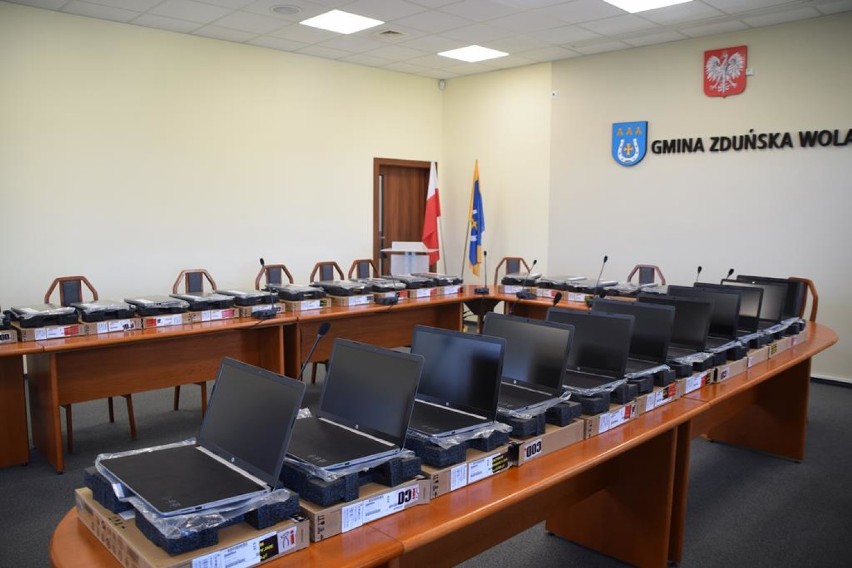 Gmina Zduńska Wola kupuje 64 laptopy dla uczniów  ZDJĘCIA