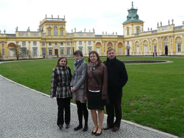 Na zdjęciu od lewej: Magdalena Kłosowska, Dorota Bałdyga, Natalia Szczukowska, mgr Zbigniew Zygora (nauczyciel geografii).