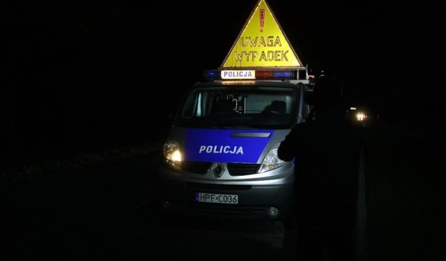 Śmiertelny wypadek na gierkówce (DK1) w Jeżowie. Samochody potrąciły pieszego, który przechodził przez trasę