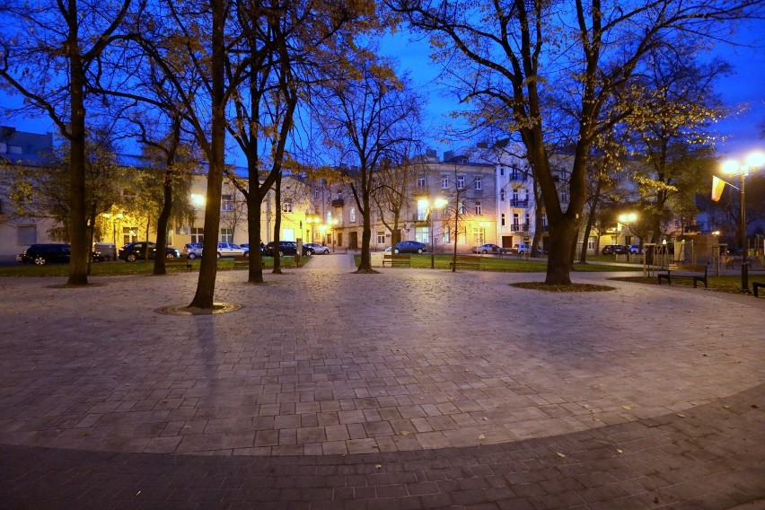 Odnowiony plac Niepodległości w Piotrkowie. Tak wygląda po...