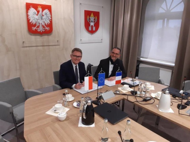Burmistrz Śremu Adam Lewandowski oraz Burmistrz Maffliers Jean-Christophe Mazurier podczas podpisywania listu intencyjnego w sprawie partnerstwa