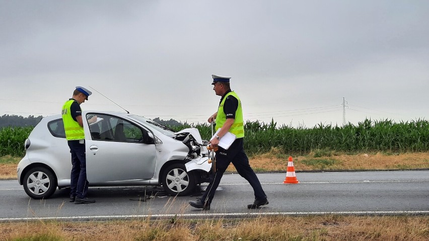 Wypadek w Dębe pod Kaliszem. Kierująca toyotą uderzyła w...