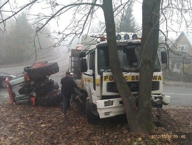 22 października w Karczmiskach w powiecie opolskim laweta przewożąca dwa ciągniki uderzyła w drzewo.W Karczmiskach laweta z ciągnikami uderzyła w drzewo (FOTO)