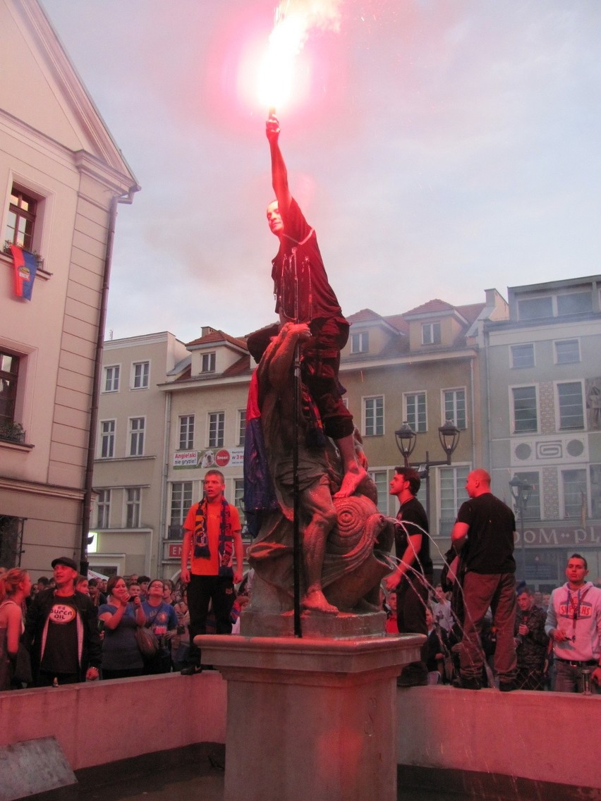 Piast Gliwice w ekstraklasie, kibice świętują, policja strzela! [ZDJĘCIA i WIDEO]