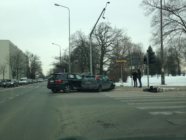 Wypadek na skrzyżowaniu Niepodległości i Powstańców Wielkopolskich.