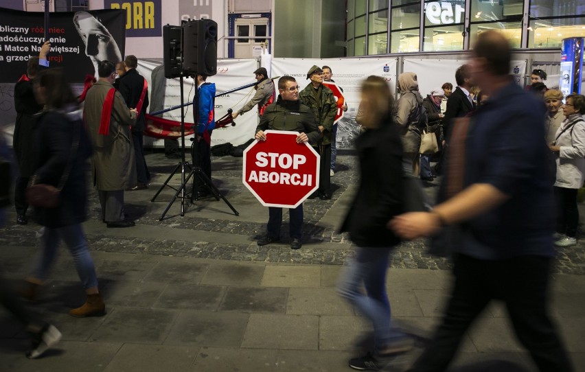 "Warszawa Wolna od Aborcji!" Katolicy odmówili publiczny różaniec