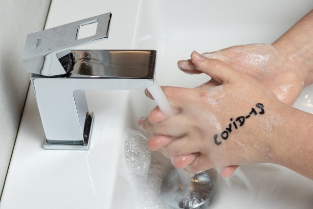 Koronawirus jest przenoszony m.in. na dłoniach, dlatego poza domem należy unikać dotykania nimi okolic twarzy czy jedzenia oraz często myć i/lub dezynfekować ręce