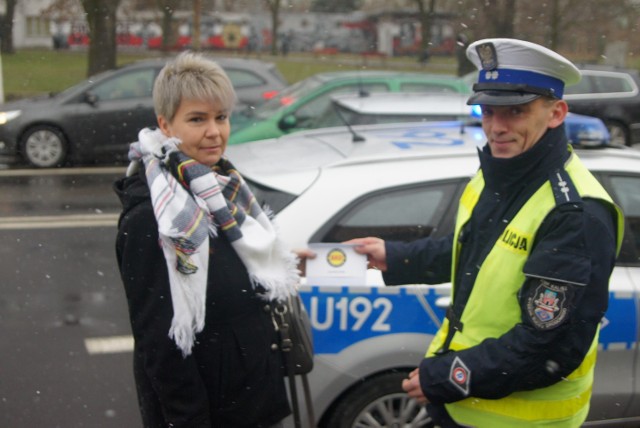 Policja w Kaliszu zamiast mandatów rozdawała zaproszenia na koncert  Blue Café